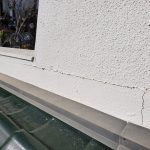 大きなひび割れが目立ちます。